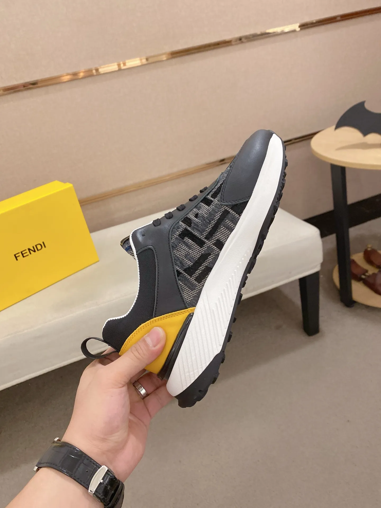 Men's shoes 💰 462💰 (FENDI) New style 👊🏻 upper 🇮🇹 imported cowhide fabric 🇩🇪 lining imported sheepskin lining. The original outsole is molded to highlight the identity of every man, and the upper foot is stable and stable🚶🏻🚶🏻The high-end custom counters reproduce the original version📯No matter the wind or rain, the shoe last remains unchanged and can withstand the verification of time🔍️,🔵 Size: 38-44 (45 is custom-made and cannot be returned or exchanged